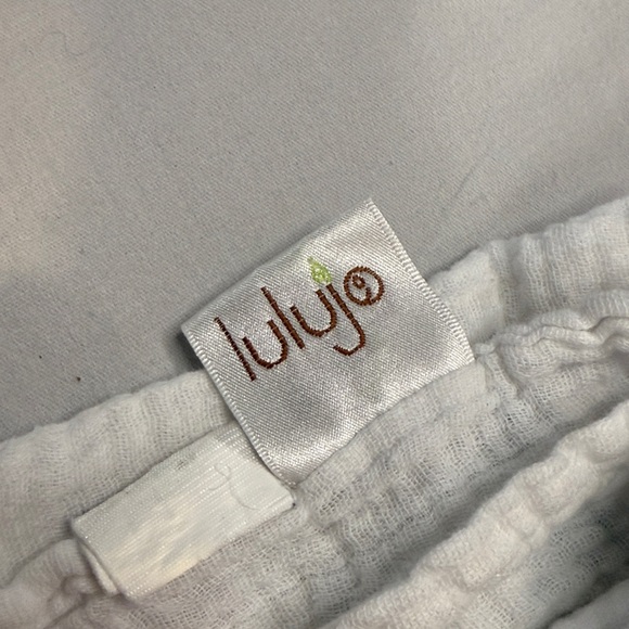 LuluJo - White Swaddle Blanket with fun tree and hippo design - Picture 2 of 4
